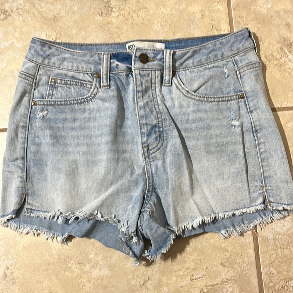 TILLYS LIGHT WASH JEAN SHORTS